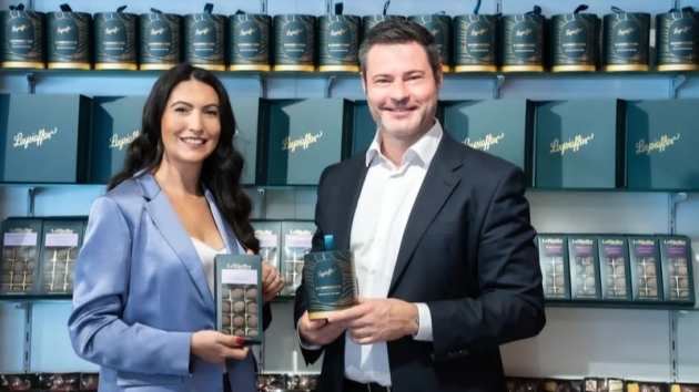 Neue Heimat für Leysieffer: Confiserie Rabbel führt Traditionsmarke fort - Mehtap Rabbel, die im Familienbetrieb die strategische Markenentwicklung und den Vertrieb verantwortet, und Christian Rabbel, geschäftsführender Inhaber der Confiserie Rabbel GmbH - Quelle: Confiserie Rabbel,